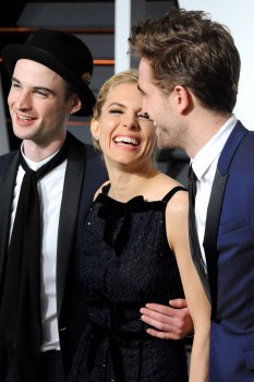 24 Febrero - Más imágenes de Rob y sus amigos en la fiesta de los Oscars de Vanity Fair!!! (22 Febrero) E2e15f392576370