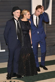 24 Febrero - Más imágenes de Rob y sus amigos en la fiesta de los Oscars de Vanity Fair!!! (22 Febrero) Fed5fd392578224