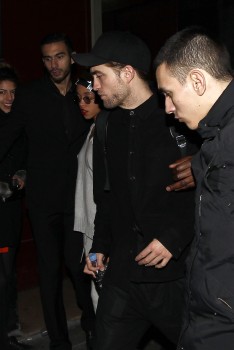 5 Marzo - Nuevas fotos y video de Rob y FKA Twigs en París, anoche!!! 96f2db394991323