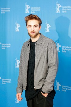 12 Marzo - Nuevas / Antiguas imágenes de Rob en la Berlinale, en HQ y UHQ!!! (Parte 1) 4d2f4f395434491