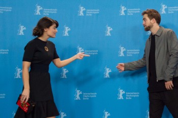 12 Marzo - Nuevas / Antiguas imágenes de Rob en la Berlinale, en HQ y UHQ!!! (Parte 1) Ef0b0b395452480