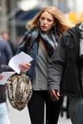 Nov 23, 2010 - Blake Lively - On Set of "Gossip Girl" 595e9b108210171