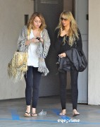 Nov 26, 2010 - Miley Cyrus - Out in Toluca Lake 7aecd5108355551