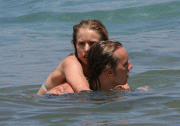 Kristen Bell - Bikini Candids - Hawaii - 18 giu 09 4ea92a39517257