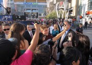 Robert Pattinson 'Eclipse' premiere - photos with the fans 7115c387681593