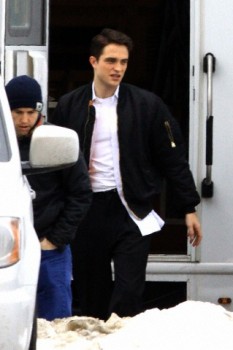 20 Febrero - Nuevas Fotos De Rob en El Set de "Life"!!! (20 Febrero 2014) 6d35ce309287734