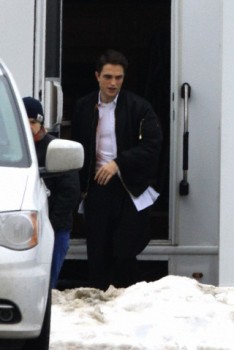 20 Febrero - Nuevas Fotos De Rob en El Set de "Life"!!! (20 Febrero 2014) 72a4f4309287749