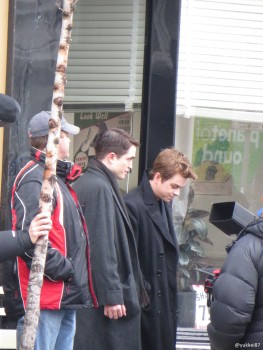 26 Febrero - Nuevas fotos fan de Rob en el set de "Life"!!! (19 Febrero) D8b893310257399