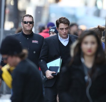 14 Marzo - Nuevas imágenes de Rob llegando al set de "Life"!!!! 399a3c314323210