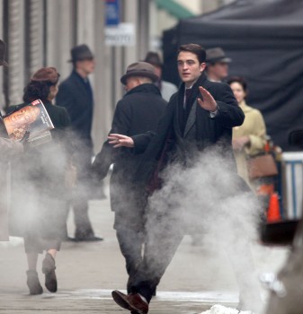 21 Marzo-NUEVAS Fotos De Rob rodando en El Set de LIFE (18/3/2014) 7a95be315626098