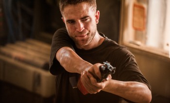 17 Abril - Posters oficiales de THE ROVER y Still de Rob/Rey en HQ + Comunicado de Prensa!!! Cff4ac321310167