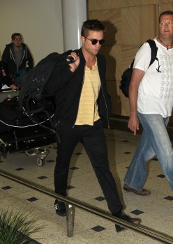 7 Junio - Nuevas imágenes de Rob llegando a Sydney!!! (4 Junio) B2d8db331056669