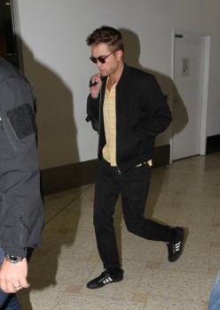 7 Junio - Nuevas imágenes de Rob llegando a Sydney!!! (4 Junio) Cf06d9331056991