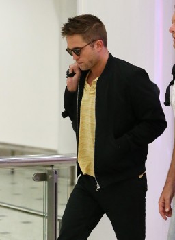 7 Junio - Nuevas imágenes de Rob llegando a Sydney!!! (4 Junio) Dd1014331097074