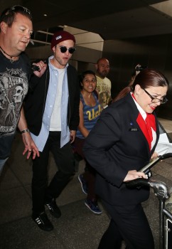 9 Junio - Nuevas imágenes de Rob hoy, en LAX!!! 6323a7331971263