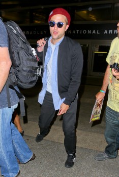 9 Junio - Nuevas imágenes de Rob hoy, en LAX!!! E3403b331991447