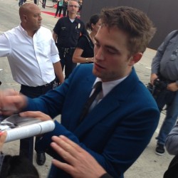 13 Junio - Más de Rob en la Premiere de The Rover en LA!!! 0ff4d7332903279