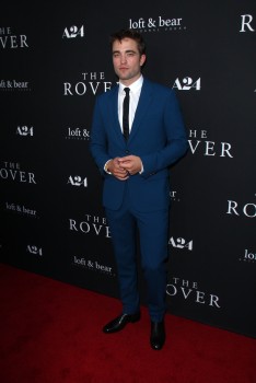 13 Junio - Rob en la Alfombra Roja de la Premiere de The Rover en LA!!! (12 Junio) 5c1d54332903980