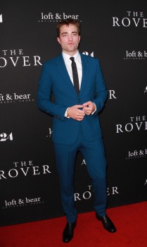 16 Junio - Rob en la Alfombra Roja de la Premiere de The Rover en LA - Parte 2!!!! 0de9af333032698