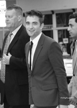 29 Junio - Más de 190 Fan Fotos de Rob de la premiere de "The Rover"!!! 18ec69335012419