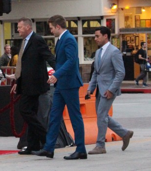 29 Junio - Más de 190 Fan Fotos de Rob de la premiere de "The Rover"!!! 3215eb335011560