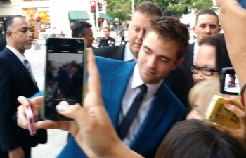 29 Junio - Más de 190 Fan Fotos de Rob de la premiere de "The Rover"!!! 5daa86335012235