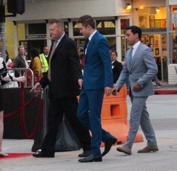 29 Junio - Más de 190 Fan Fotos de Rob de la premiere de "The Rover"!!! C04a0f335011547