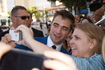 29 Junio - Más de 190 Fan Fotos de Rob de la premiere de "The Rover"!!! E138a0335010106