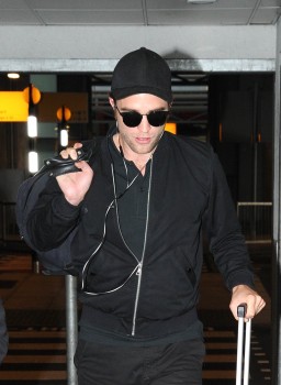 5 Agosto - Nuevas imágenes de Rob hoy, llegando a Londres!!! Ca24a6343262306