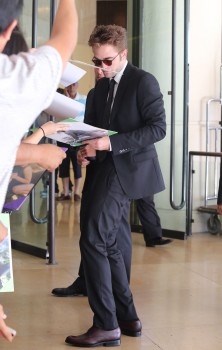 16 Agosto - Nuevas fotos HQ de Robert Pattinson llegando al HFPA Grants Banquet!!! (14 Agosto) 163347345228816