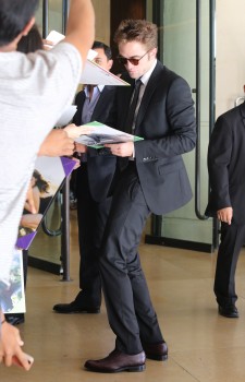 16 Agosto - Nuevas fotos HQ de Robert Pattinson llegando al HFPA Grants Banquet!!! (14 Agosto) E56036345228863