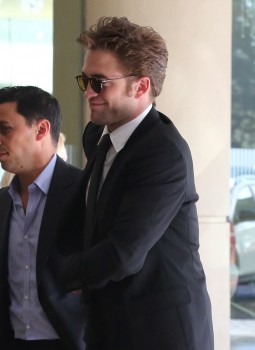 16 Agosto - Nuevas fotos HQ de Robert Pattinson llegando al HFPA Grants Banquet!!! (14 Agosto) Ed99cf345228610