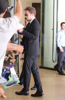 16 Agosto - Nuevas fotos HQ de Robert Pattinson llegando al HFPA Grants Banquet!!! (14 Agosto) Efc323345228803