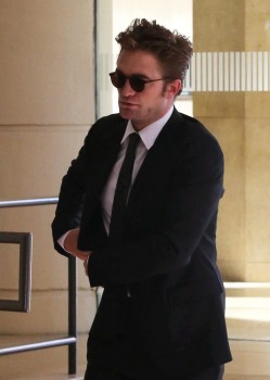 16 Agosto - Nuevas fotos HQ de Robert Pattinson llegando al HFPA Grants Banquet!!! (14 Agosto) F03ee0345228645