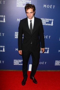 16 Agosto - Robert Pattinson at the HFPA Charity Installation Dinner in Beverly Hills, CA!!! (14 Agosto) 5fc9be345368264