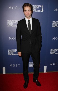 16 Agosto - Robert Pattinson at the HFPA Charity Installation Dinner in Beverly Hills, CA!!! (14 Agosto) 190ded345370770