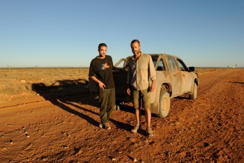 25 Agosto - Nuevos Stills de The Rover!!! 52cc3d346979056