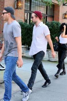 29 Agosto - Nuevas fotos de Rob y sus amigos en NYC!!! (27 Agosto) 53176c347731015