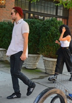 29 Agosto - Nuevas fotos de Rob y sus amigos en NYC!!! (27 Agosto) Fd1a57347741300