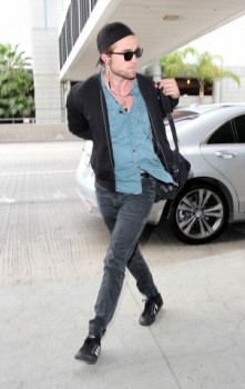 8 Septiembre - Nuevas imágenes de Rob en Lax, camino a Toronto!!! Ca465d350134984