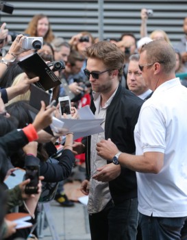 9 Septiembre - Fotos de Rob fuera de la Conferencia de prensa de MTTS en TIFF!!! 542900350266518