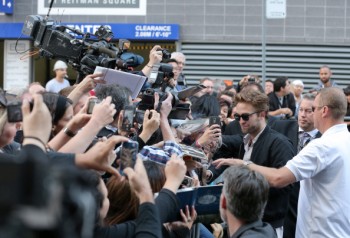 9 Septiembre - Fotos de Rob fuera de la Conferencia de prensa de MTTS en TIFF!!! 6d3dfd350266475