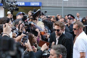 9 Septiembre - Fotos de Rob fuera de la Conferencia de prensa de MTTS en TIFF!!! 758376350266568