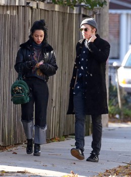 3 Noviembre - Nuevas fotos HQ de Rob y FKA Twigs en Toronto ayer!!! ( 2 Noviembre) * AÑADIDAS + IMÁGENES * C41a58362055474