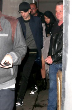 11 Noviembre - Nuevas fotos de Rob en el concierto de FKA Twigs, anoche!!! (10 Noviembre) 2908c5363649438