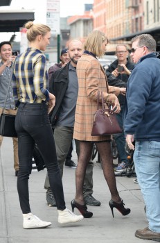 Taylor Swift Shopping in NYC 11/12/14 De211e363967315