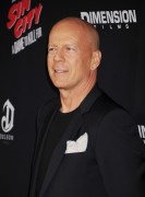 Брюс Уиллис (Bruce Willis) Sin City A Dame to Kill For Premiere, TCL Chinese Theater, 2014 - 70xHQ Fbebf2381274813