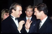 Мел Гибсон (Mel Gibson)  Hamlet Los Angeles Premiere - December 18, 1990 (MQ) 1d8385390673398