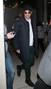 17 Febrero - Nuevas imágenes de Rob en LAX, ayer!!! 219bbb390903579