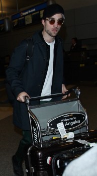 17 Febrero - Nuevas imágenes de Rob en LAX, ayer!!! 36a1cb390903866